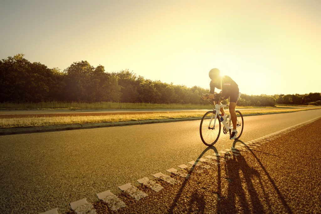 Cardiologo deportivo estudia a ciclista para descartar patologia cardiaca