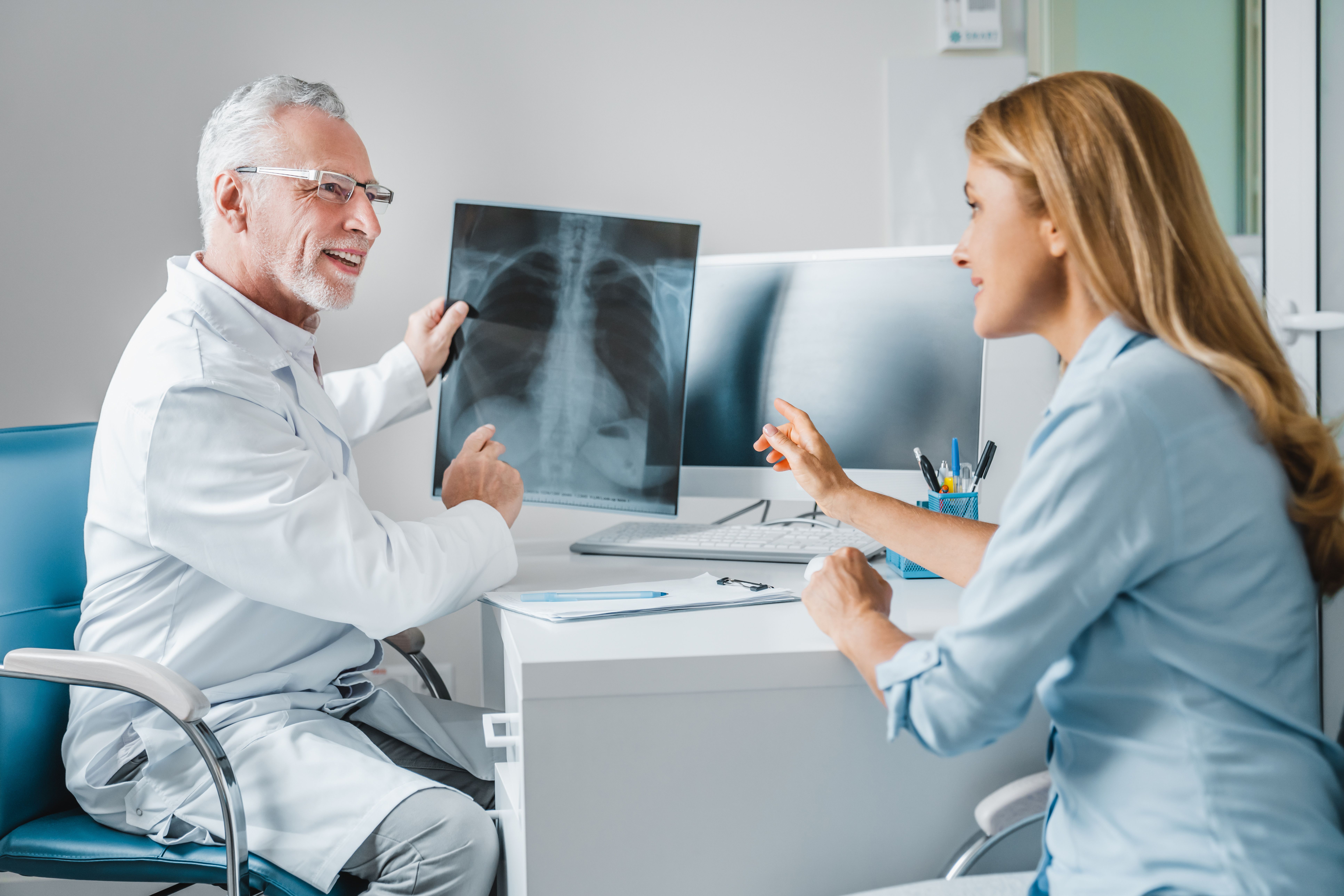 Neumólogo atendiendo a paciente en clínica médica de Valencia